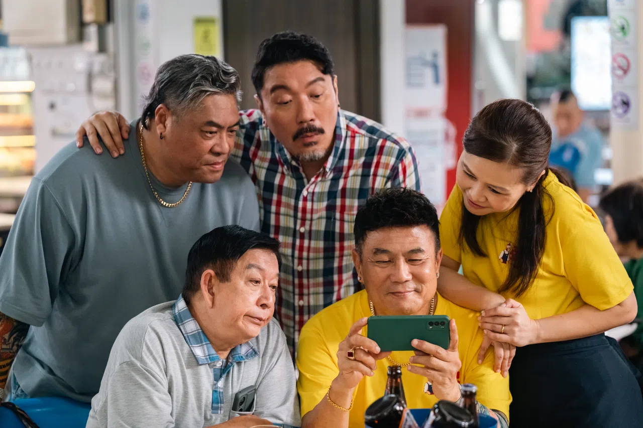 梁志强（右二）希望《AI拼才会赢》紧扣时下很夯的AI课题，拍出前卫感。（嘉华院线提供）