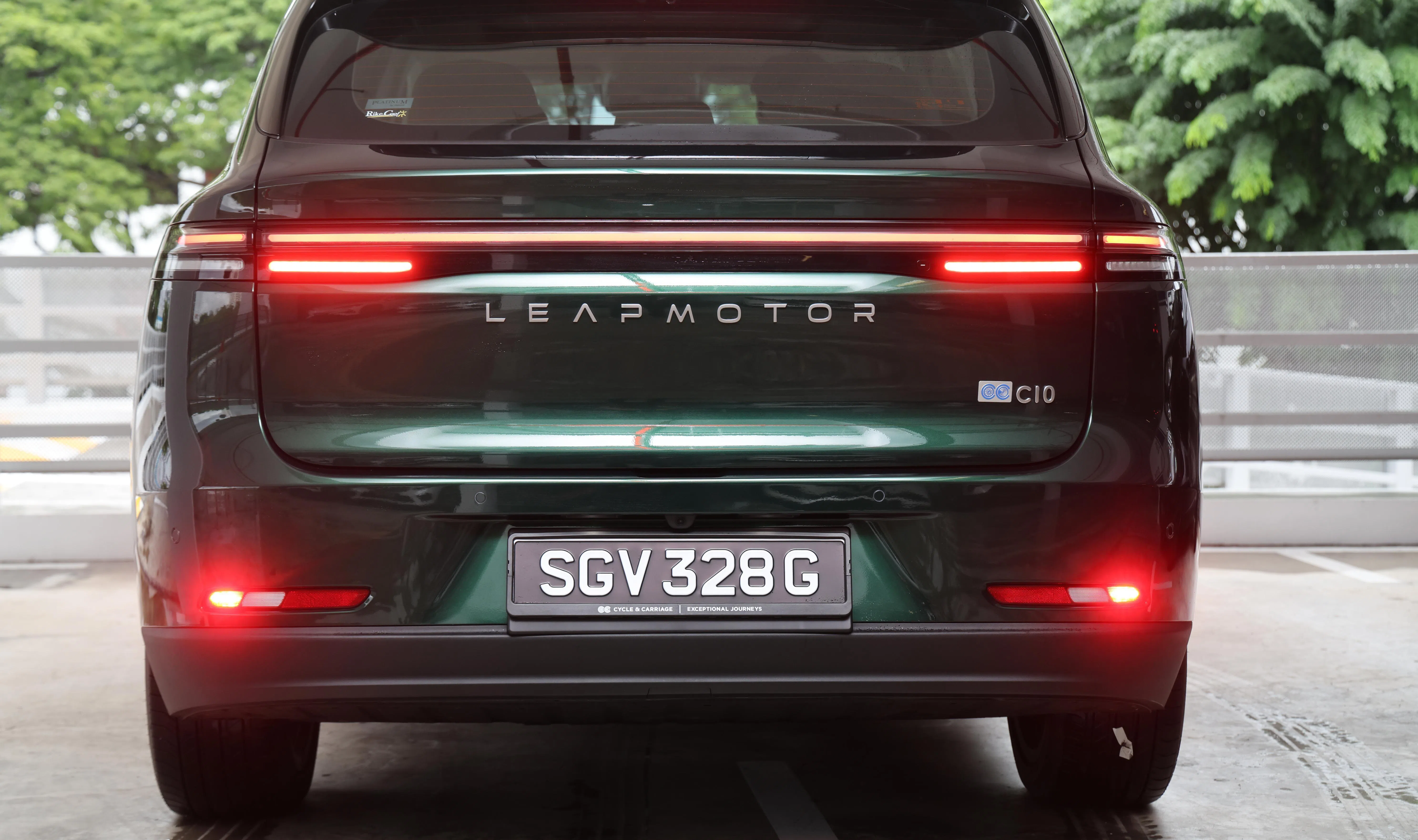 车尾造型简洁稳重，纤细修长的LED尾灯组横跨车尾。（唐家鸿摄）