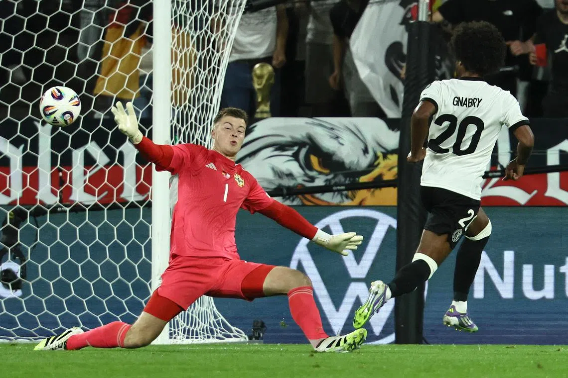 德国进攻型中场格纳布里（右）在开场第七分钟就冷静挑射破门，让球队早早取得领先。（欧新社）