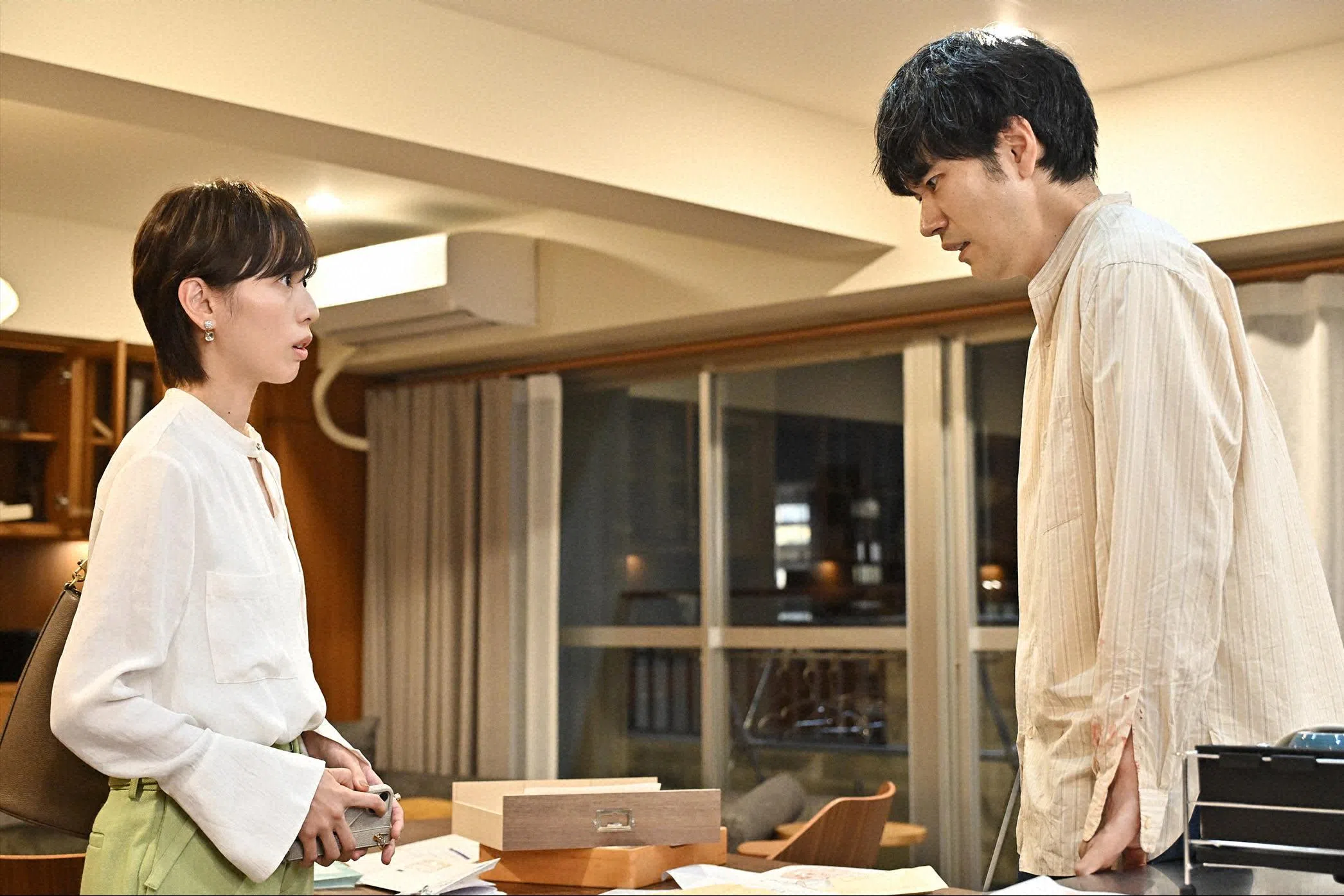 户田惠梨香（左）饰演的神秘会计师，帮助松山研一整容，以逃避警方的追捕。（互联网）