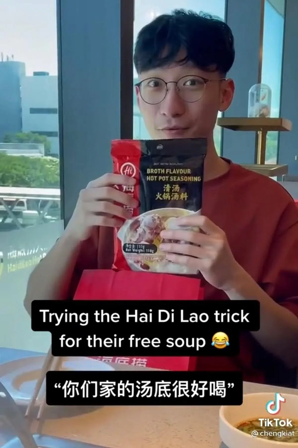 海底捞赠送的免费汤底，让许多顾客觉得物超所值。（chengkiat Tiktok截图）