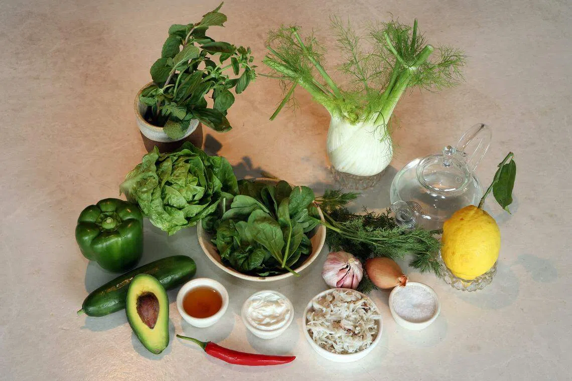 生菜西班牙冷菜汤与蟹肉甜甜圈的食材讲究新鲜。 （邝启聪摄）