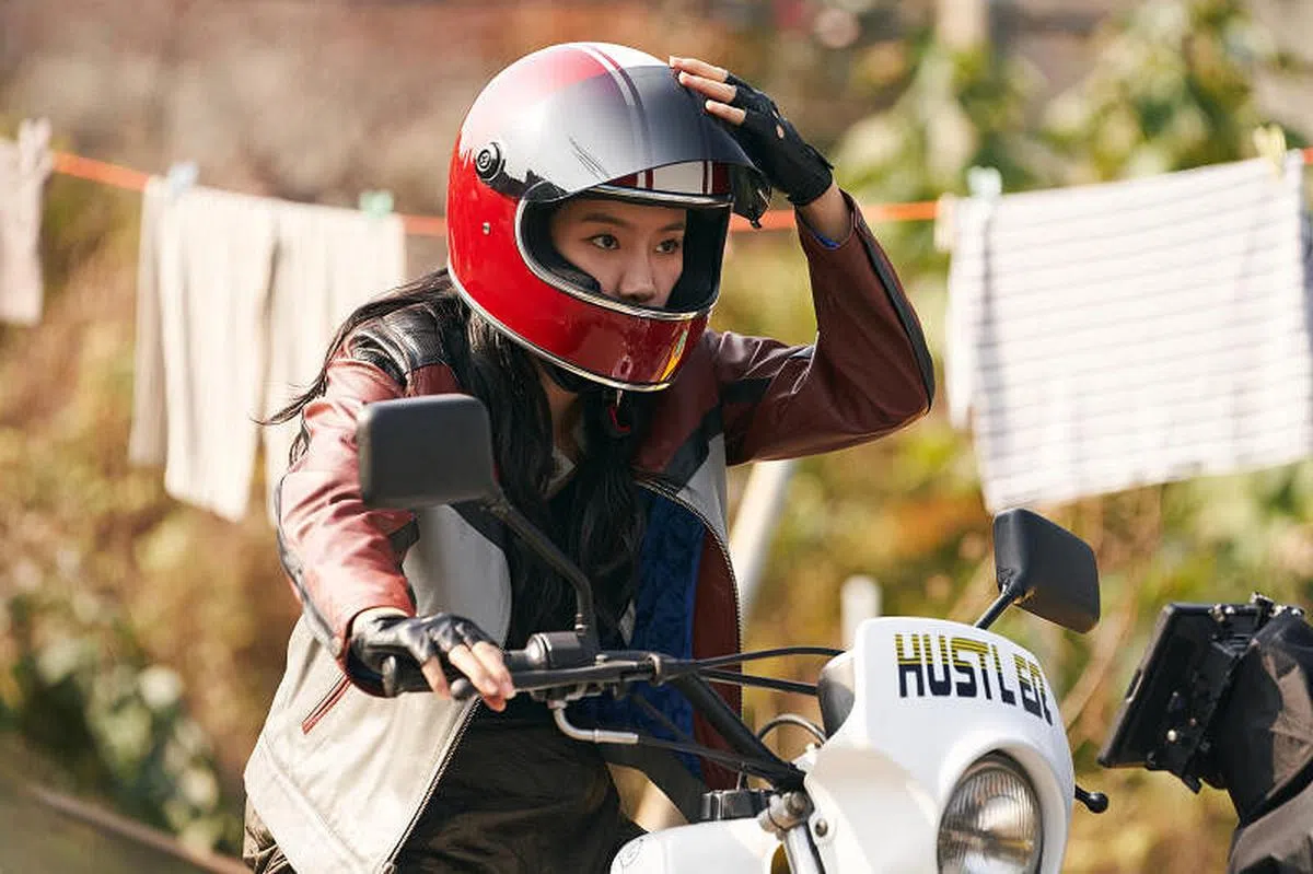 朴柱炫将自己的电单车换成和片中同款的重型电单车，勤加练习。（Netflix提供）