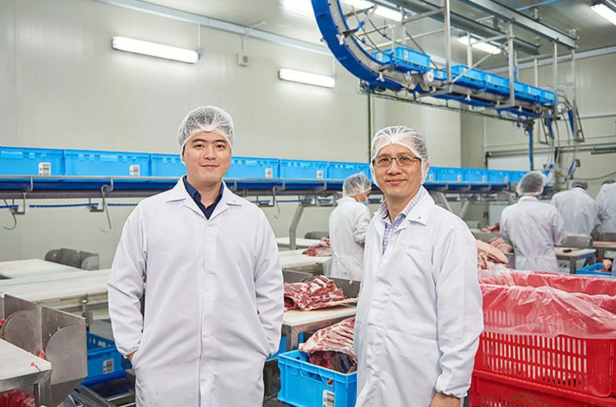 家族生意历经三代，身为第三代经营者的张名辉（左一）和哥哥张名强，认同爸爸张建忠和叔叔张建昌（左二）的数码化自动化的方向。（图/新报业集团）