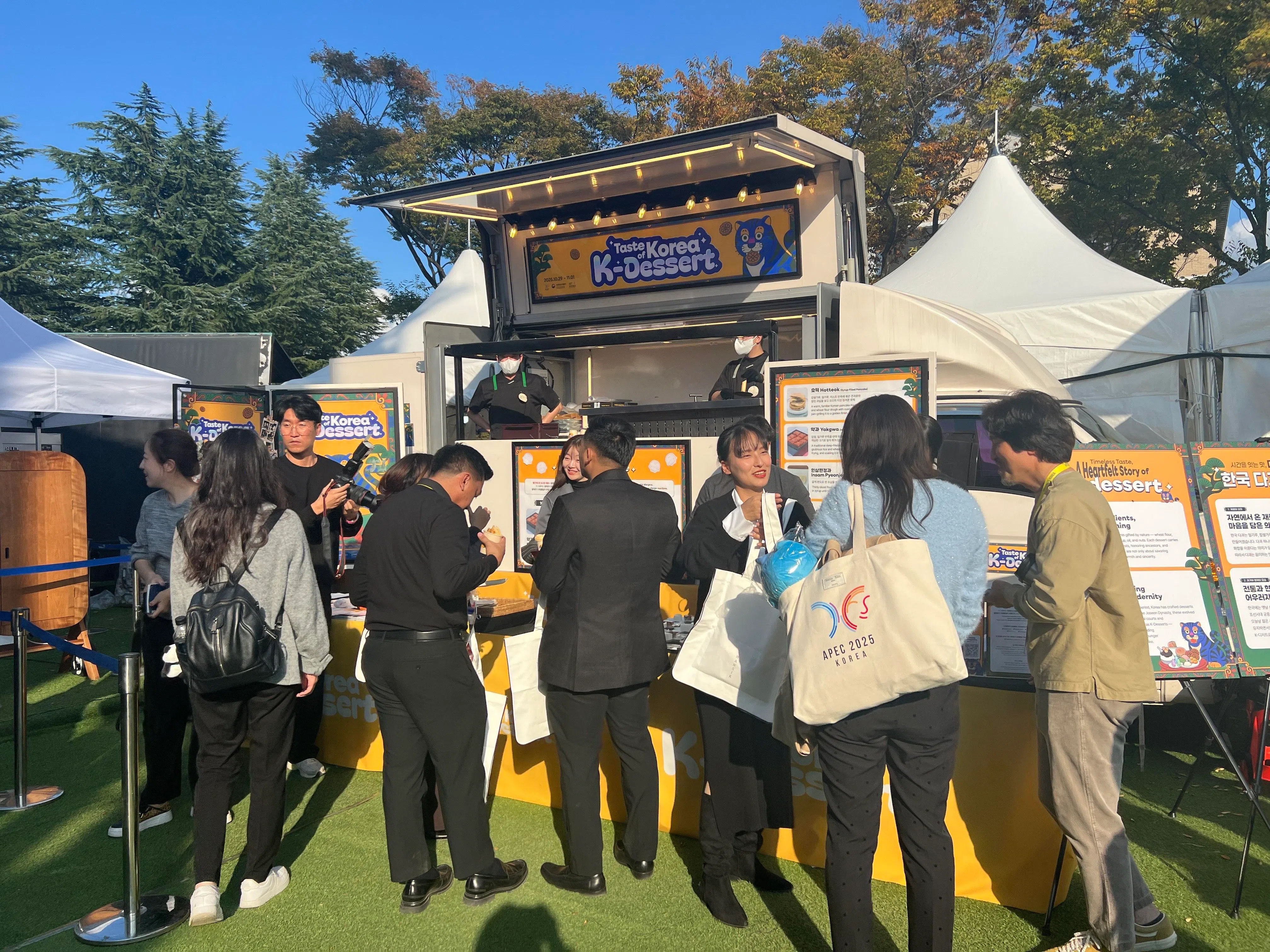 在庆州举行的APEC领导人非正式会议期间，来自韩国各地的代表性食品纷纷亮相会场周边，成为另一道吸睛风景。（姜贵瑛摄）