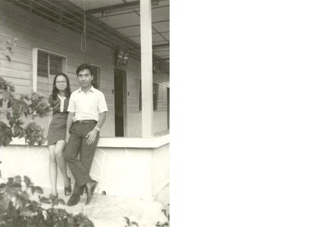 1975年林高和未婚妻摄于静山村老家前方新盖的房子（住约4年就收到限时搬迁的通知书）。（作者提供）