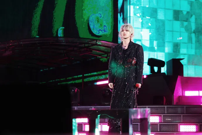 华晨宇凌晨3时开唱，和粉丝迎日出。（取自华晨宇工作室微博）