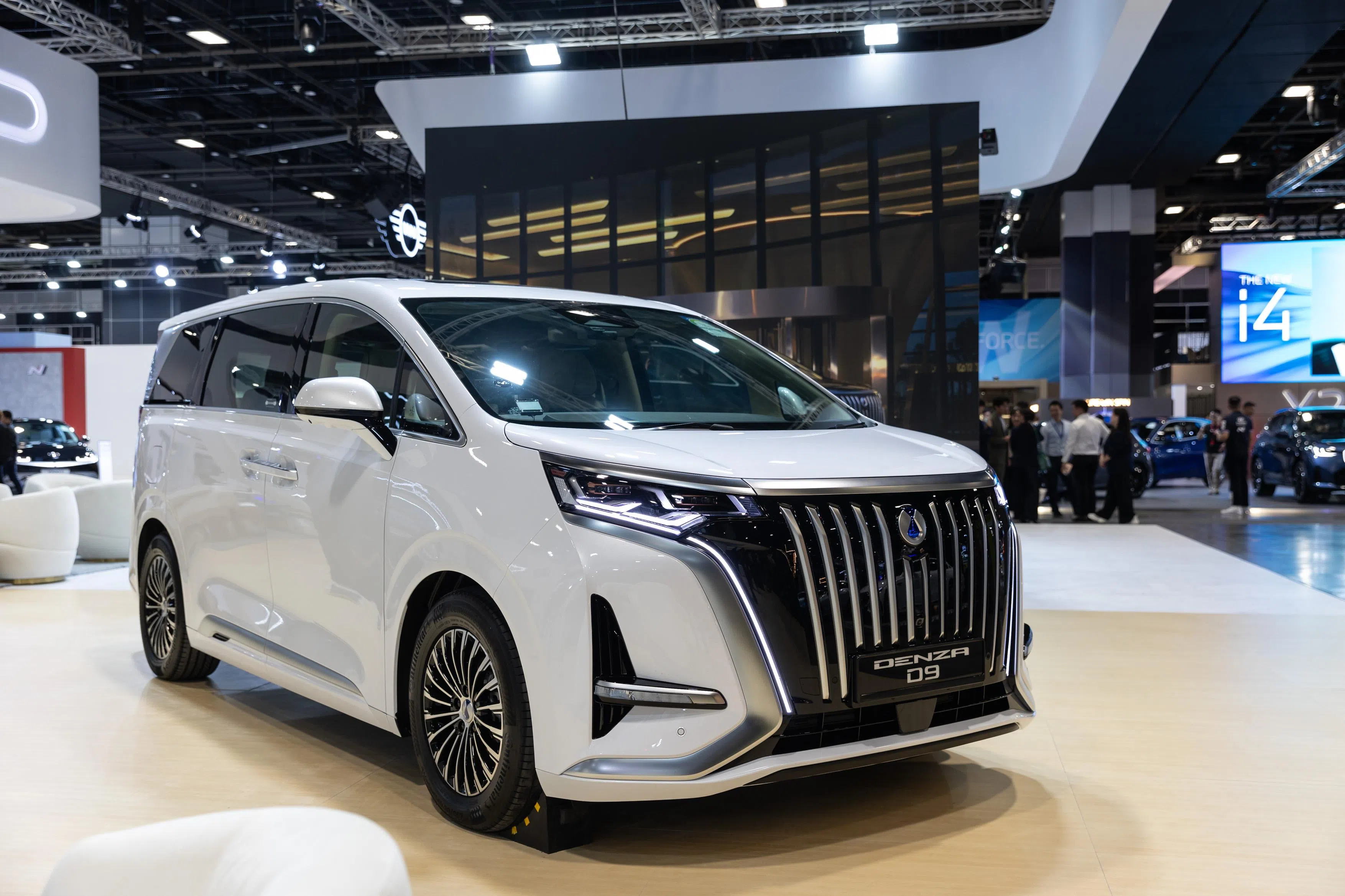 腾势D9是一款豪华七人座MPV，直瀑式大格栅令人印象深刻。（车商提供）