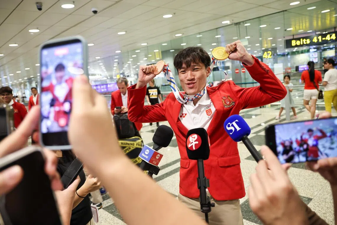 被问到“金牌重不重”时，郭俊杰还贴心地递过奖牌，让记者亲自感受。这两枚奖牌，给他充足的信心，去征服更大的舞台。（陈渊庄摄）