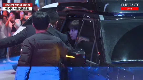 都敬秀被拍到趁MMA典礼空档，搭车赶到好友金宇彬的婚礼。（互联网）