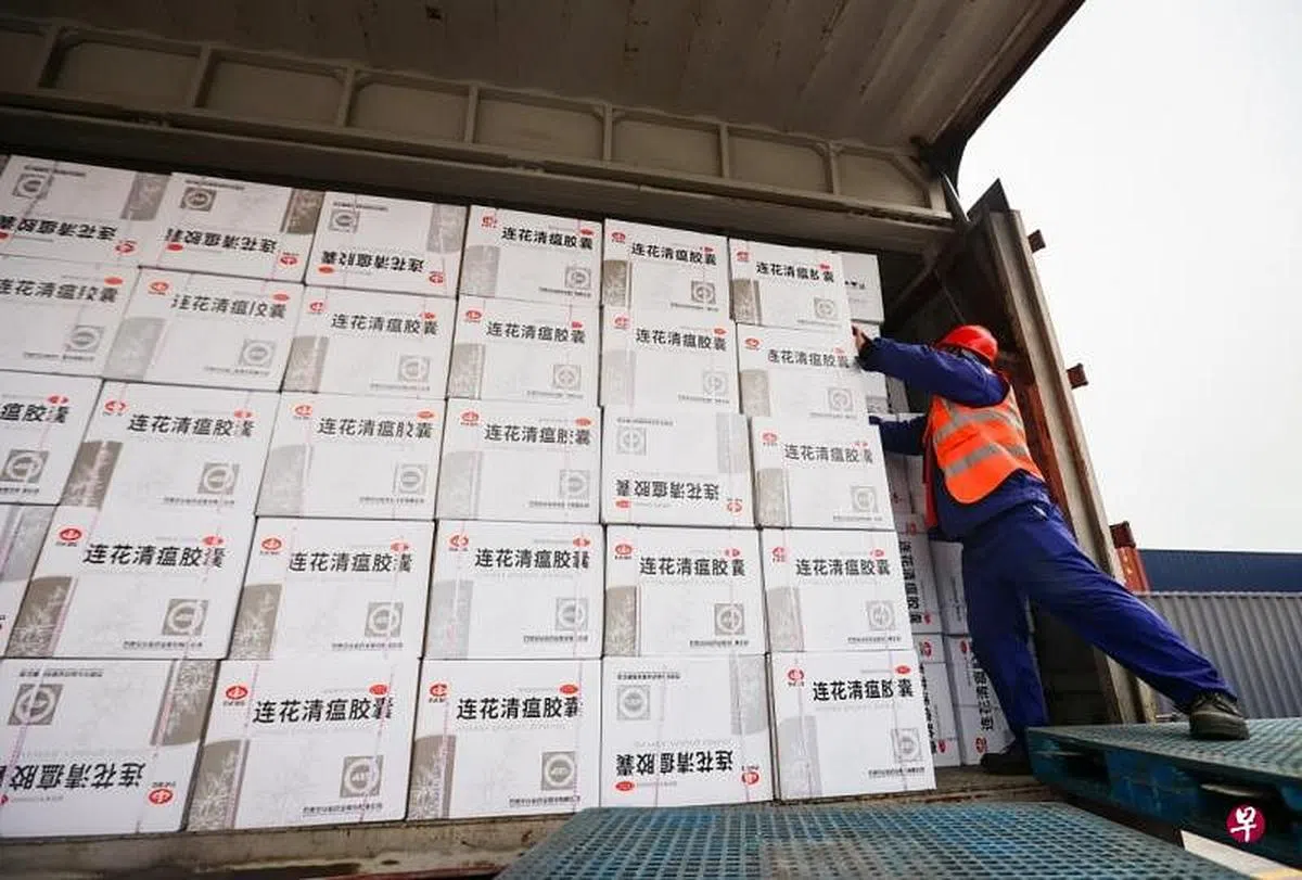 中国红十字会称，本月已向上海派送874万余盒连花清瘟胶囊。（中国红十字会网站）