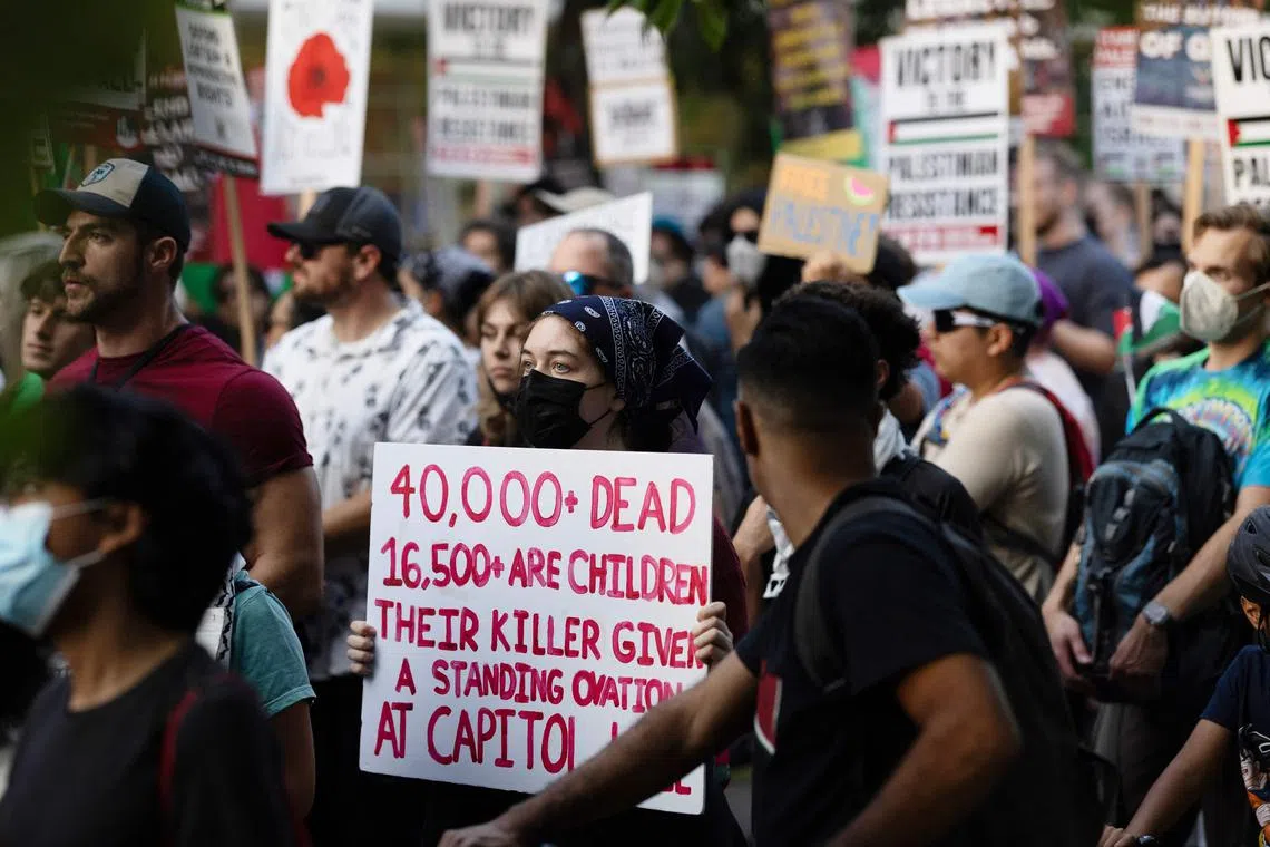 哈里斯在芝加哥演讲前，数千名巴勒斯坦支持者聚集在会场外，抗议美国支持以色列在加沙地带发动战争。他们高举的牌子写着加沙人的死亡数字，指称杀人凶手在国会赢得喝彩。（法新社）