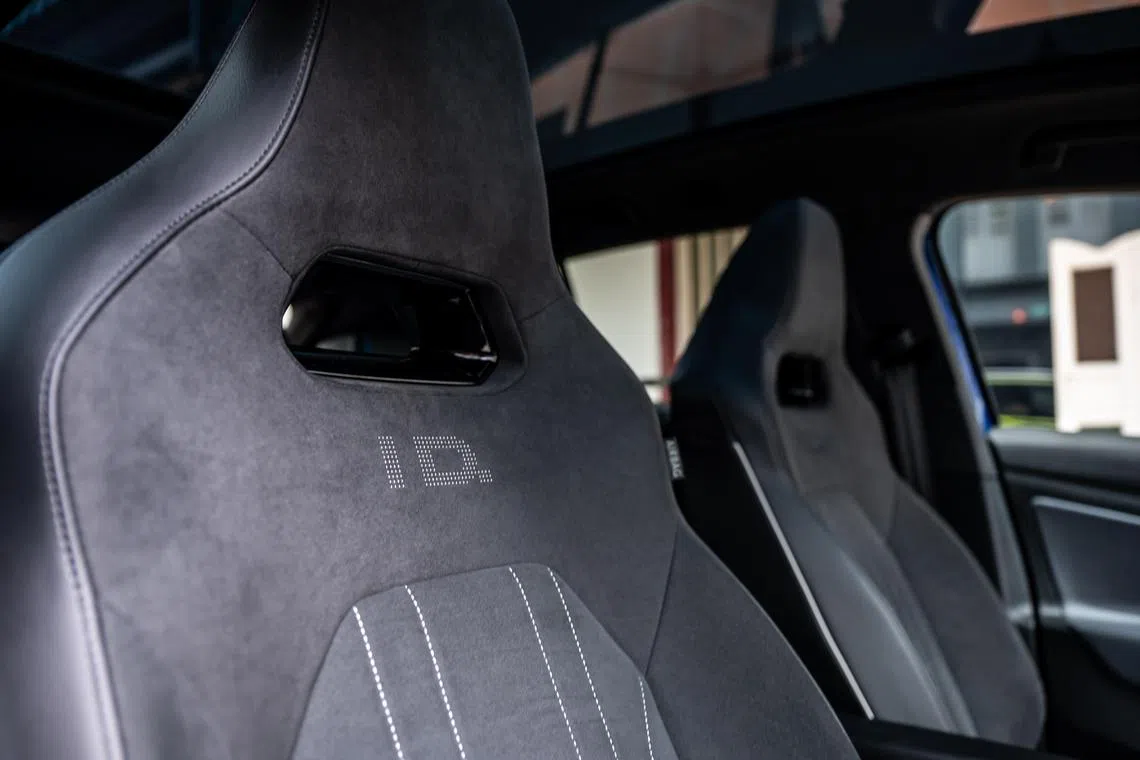 前座椅背印有ID.4标志。（车商提供）