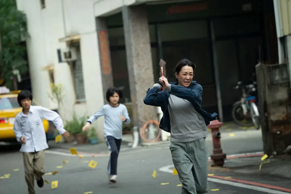 谢欣颖的角色为了保护一对子女，奋力对抗来家中骚扰的民众。（互联网）