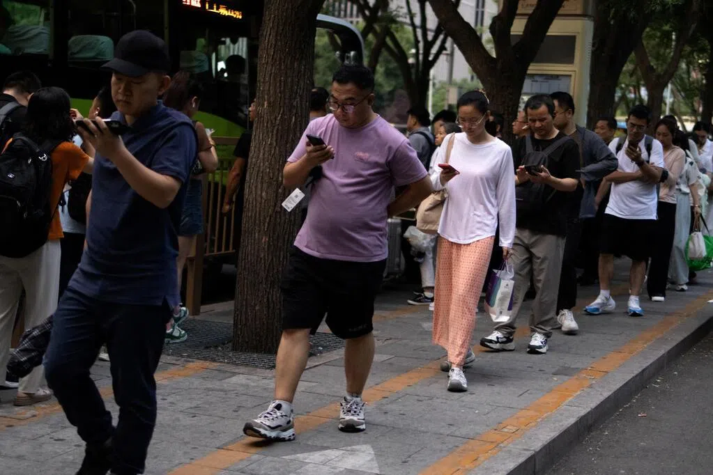 彭博：破纪录毕业生叠加AI冲击 中国青年失业率或达20%