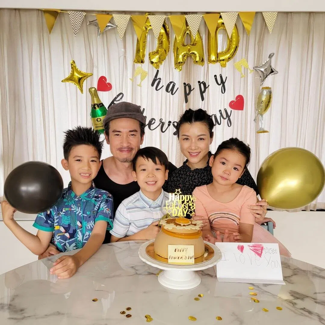 陈茵媺与陈豪育有三个子女，一家五口幸福美满。（取自艺人IG）