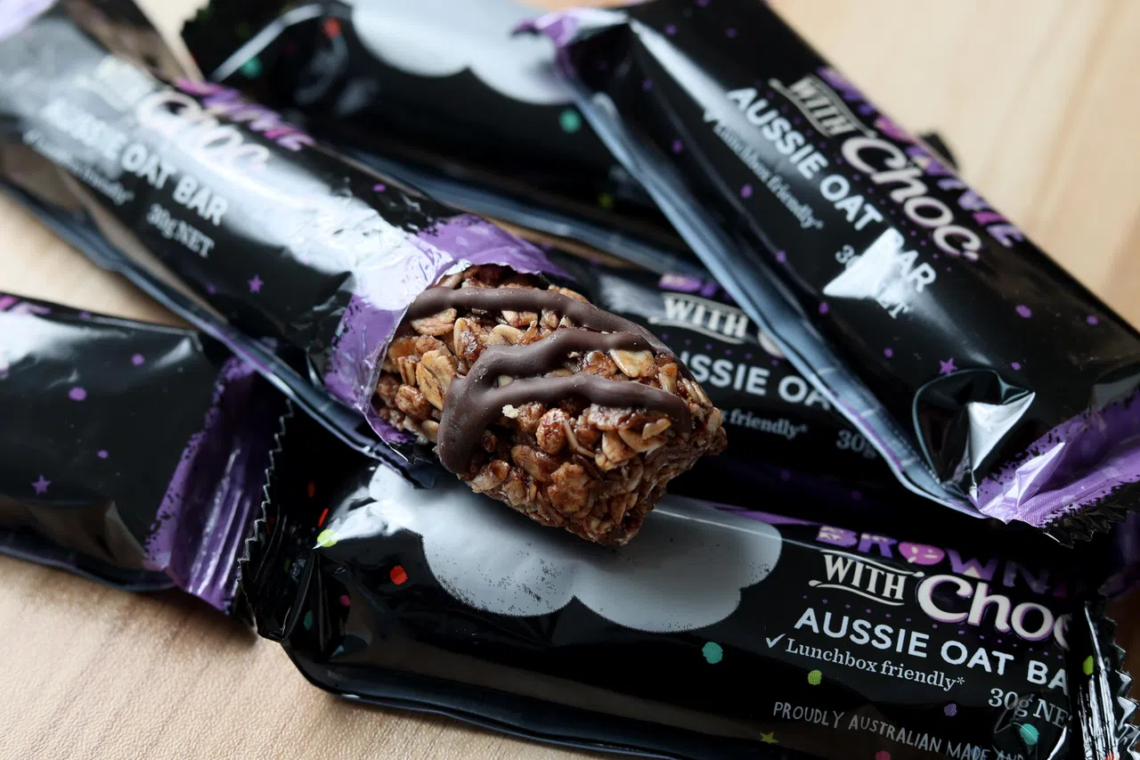 燕麦棒富含碳水化合物和膳食纤维，能取代高油高糖零食，提升饱足感。（龙国雄摄）