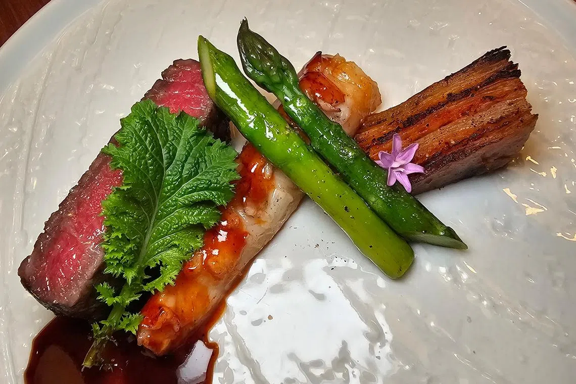 韩式风味牛肉龙虾组合，是Hideaway的特设菜式之一。（黄亿敏摄）