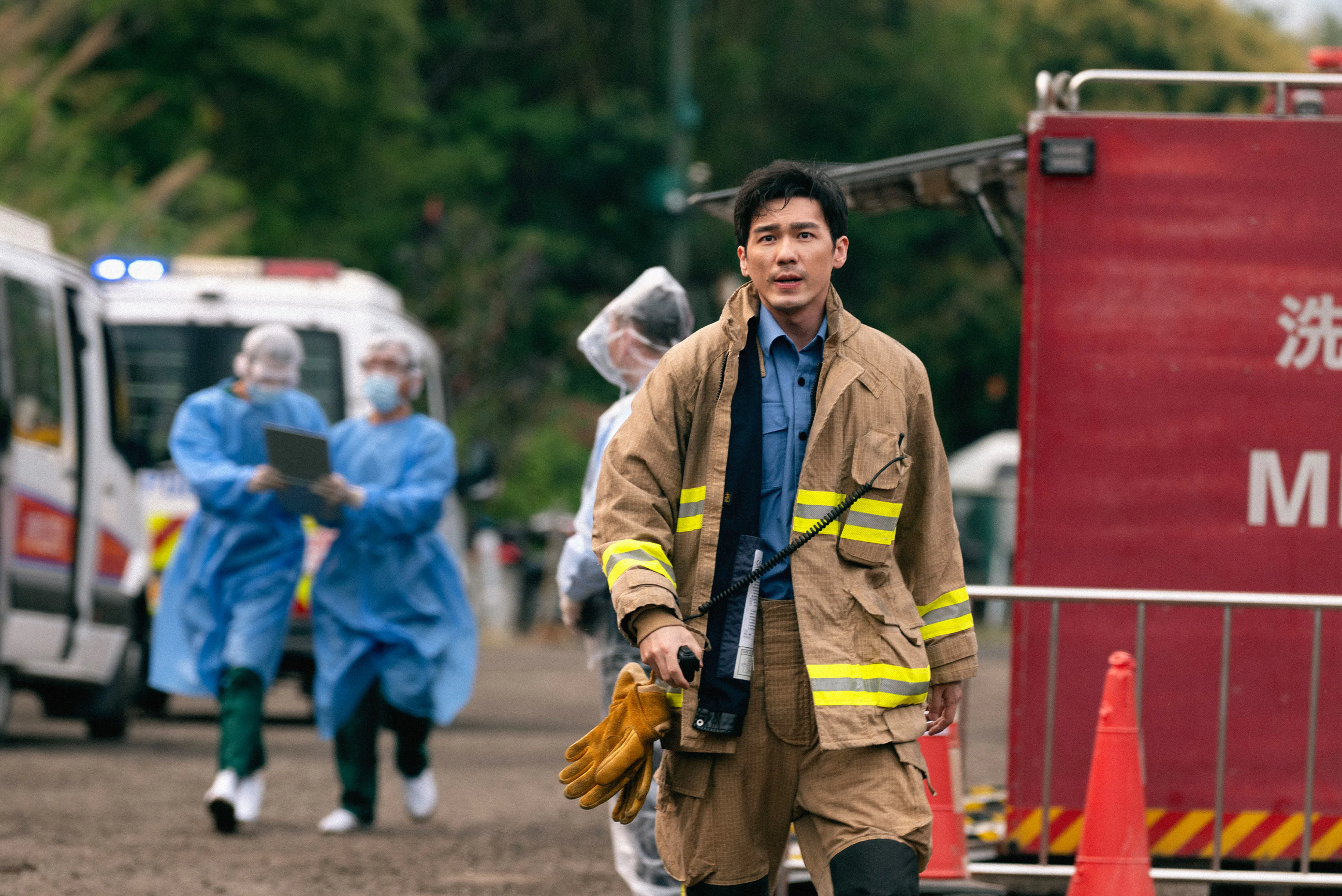 白宇饰演背负重大责任的消防员。（mm2提供）