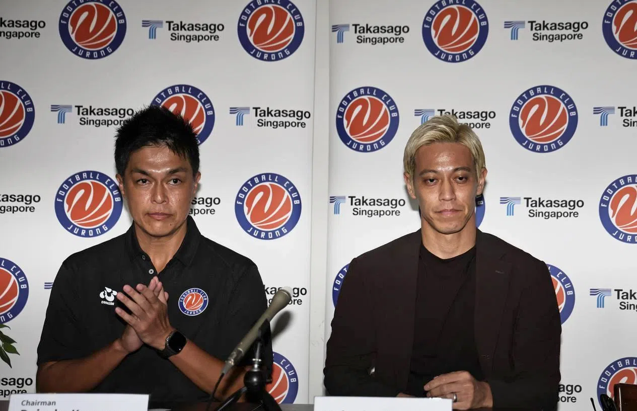 本田圭佑（右）与裕廊队主席是永大辅一起参加了记者会，后者面对本报提问并未透露本田圭佑的签约期限。（海峡时报）