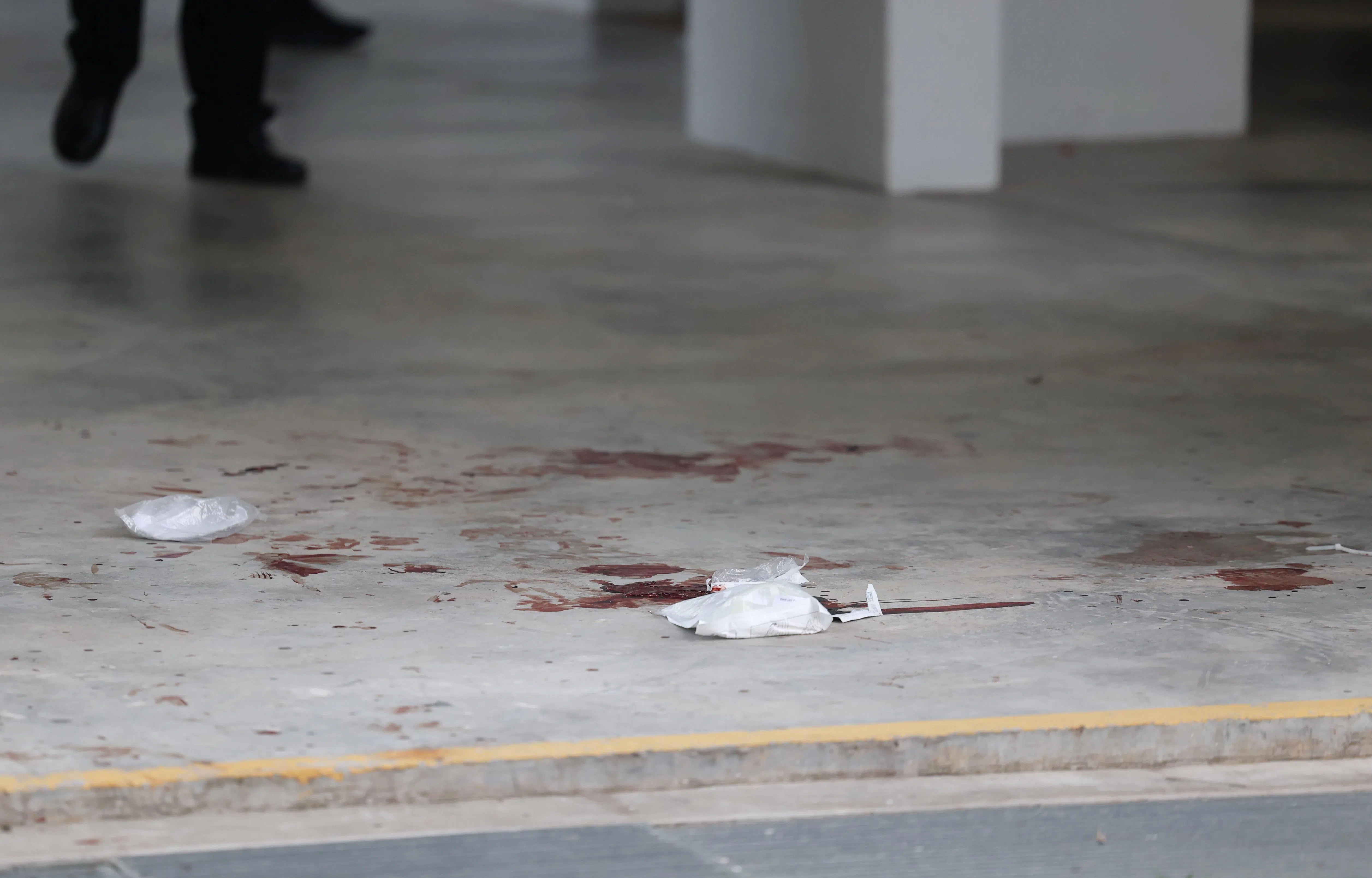 一名五六十岁的男子持刀在组屋楼下的公园，袭击了另一名男子，导致男子受伤。（郑一鸣摄）