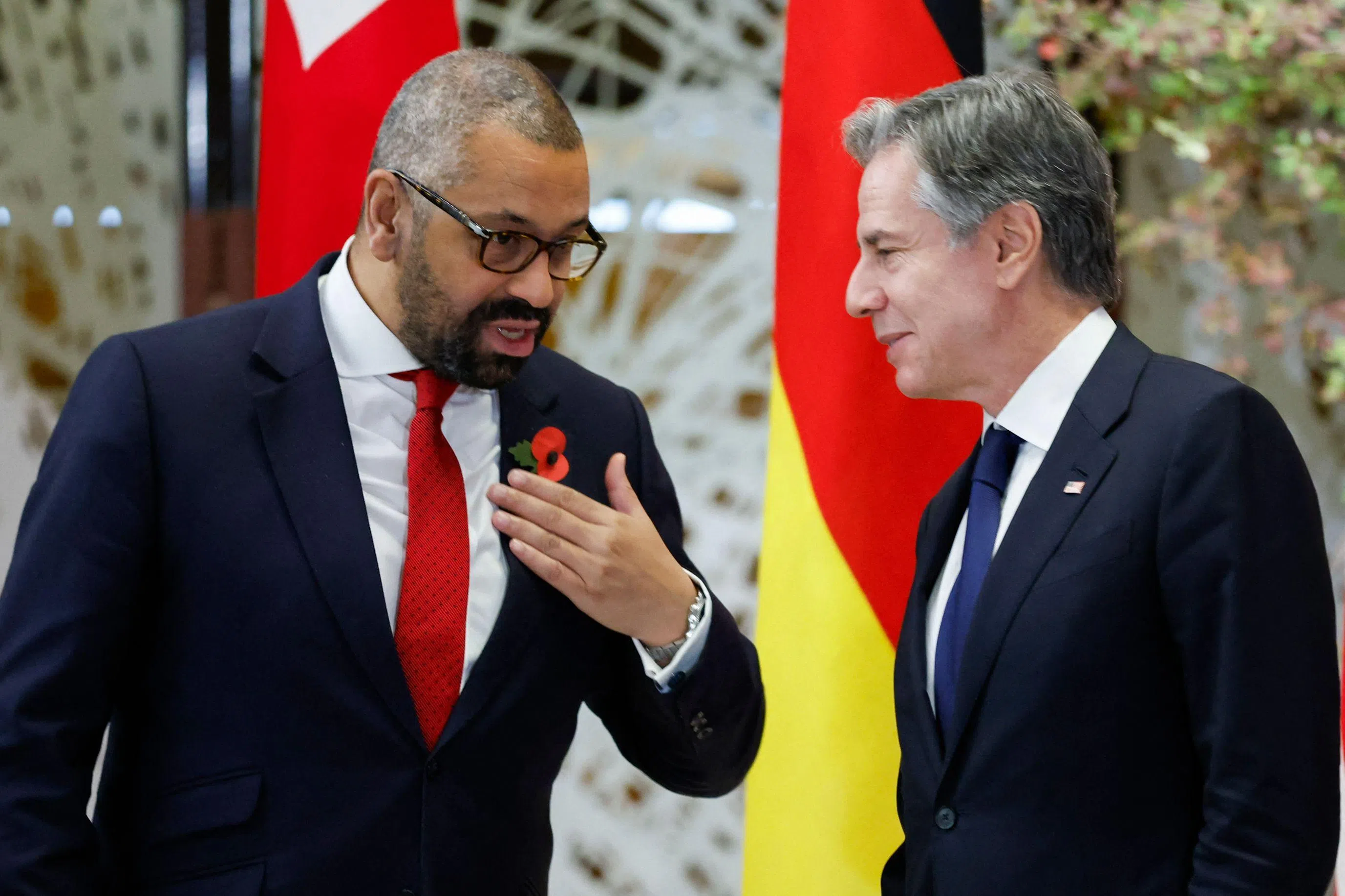 英国外交部长克莱弗利（左）和美国国务卿布林肯11月8日在东京的七国集团会议上交谈。（法新社）