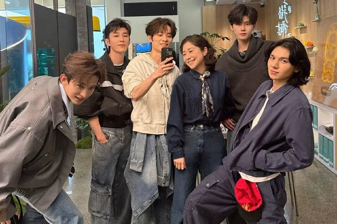 当初连吧勺都拿不稳的“牛马”们，现在有了自己的特调。这群明星包括常华森（左起）、代旭、井胧、小虎、沙一汀、KD。（取自小虎小红书）