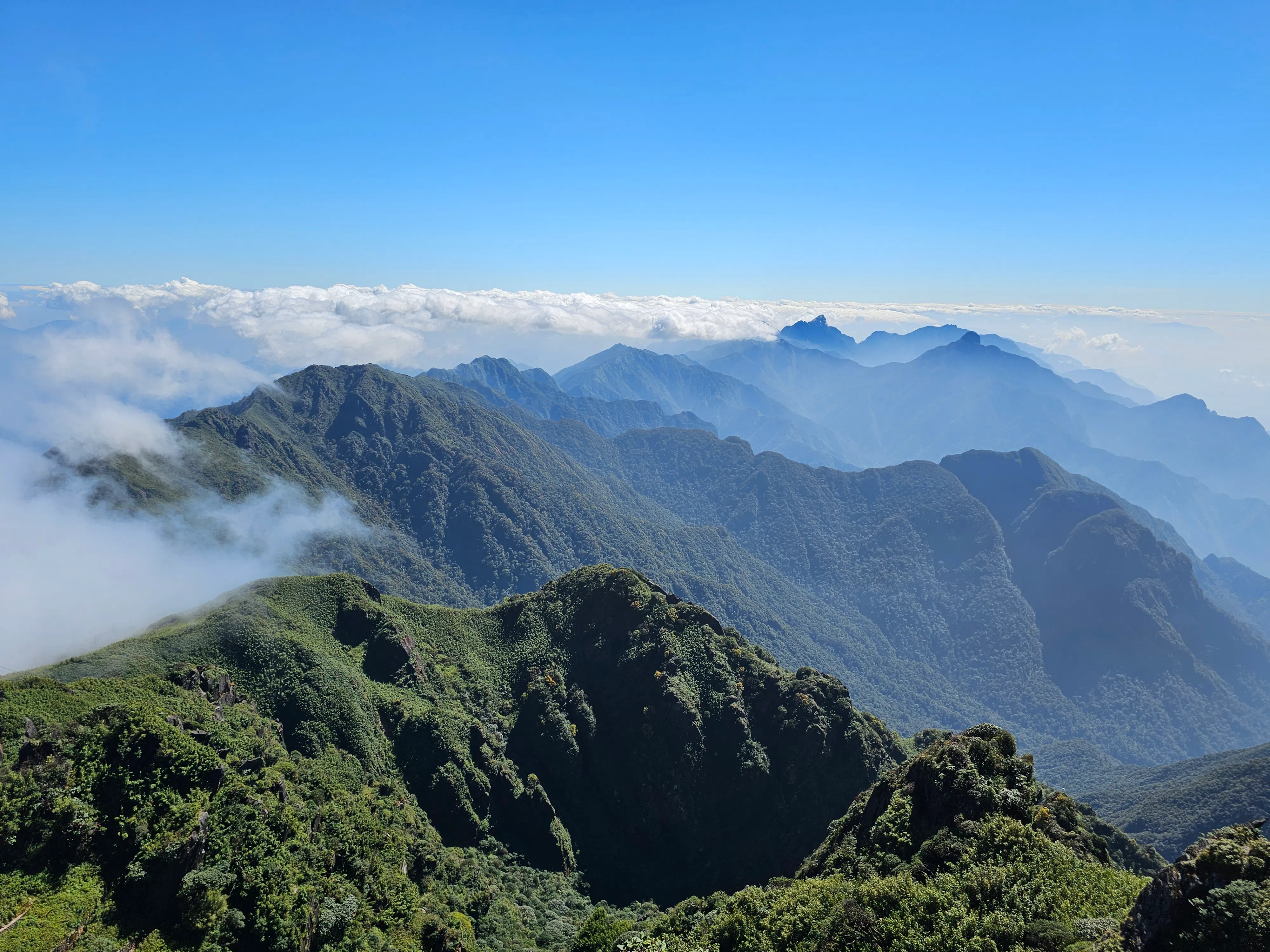 番西邦云海绕群山。（莞尔摄）