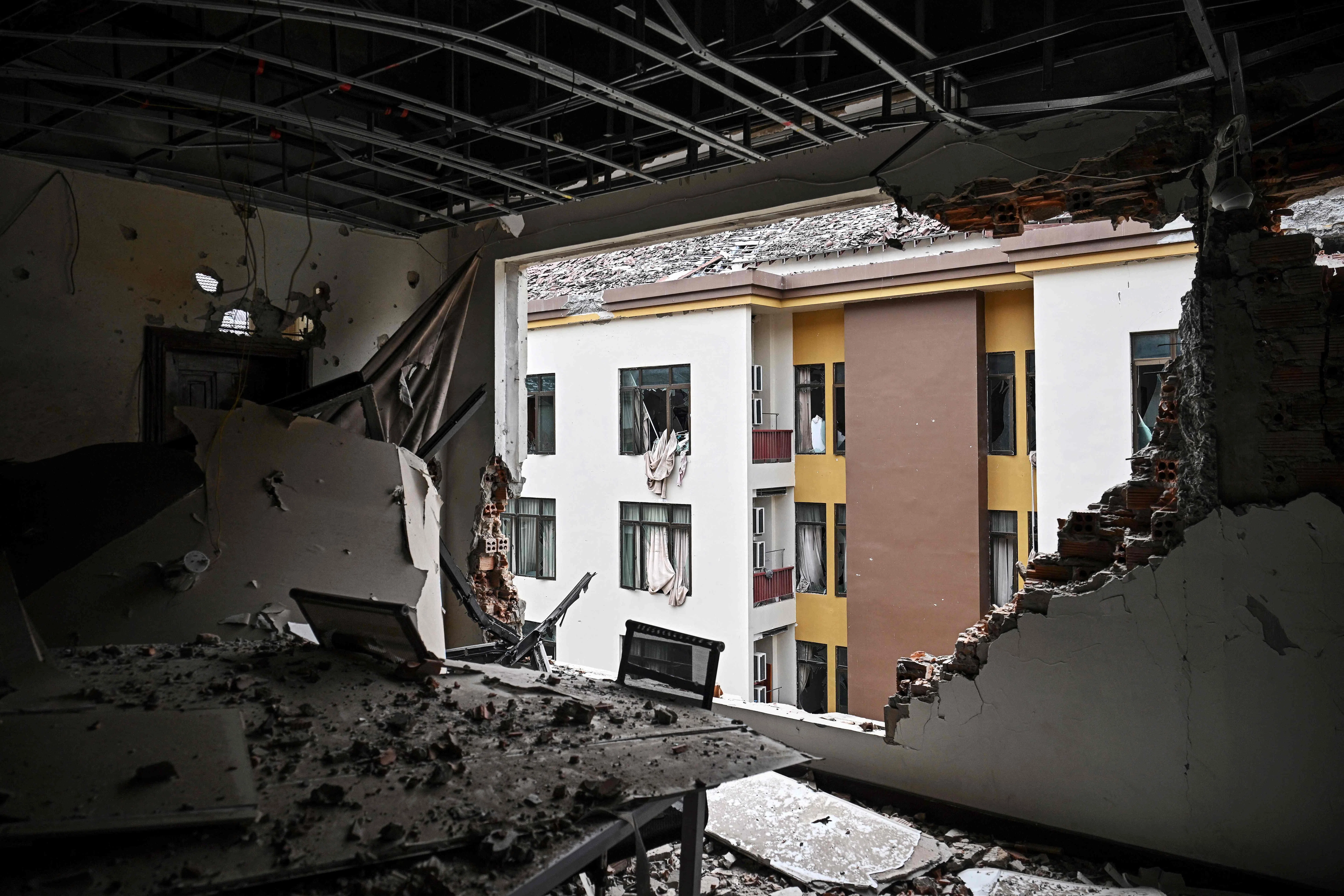 奥斯马的诈骗园区至今仍满目疮痍，其中一间办公室在泰军袭击中被炸开一个大洞。（法新社）