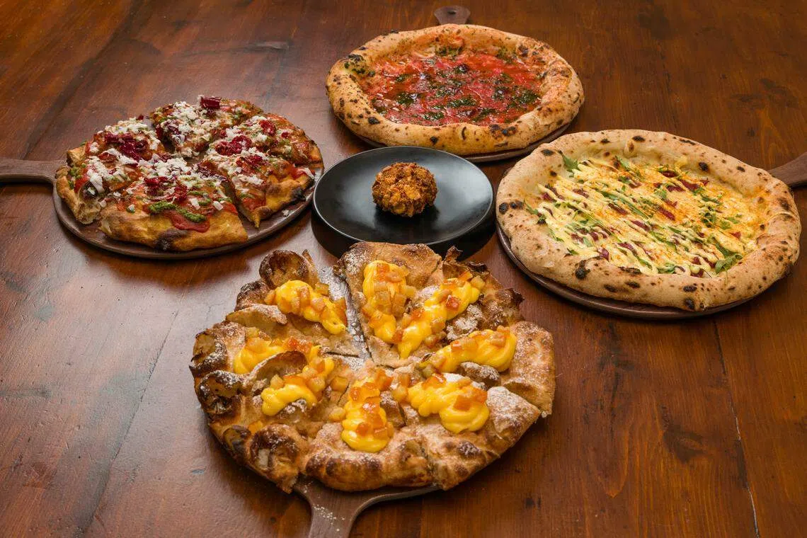 维塔利亚诺在限时活动上呈献不同比萨，他的比萨特色是面团发酵时间长，水分足，盐分少。（餐馆提供）