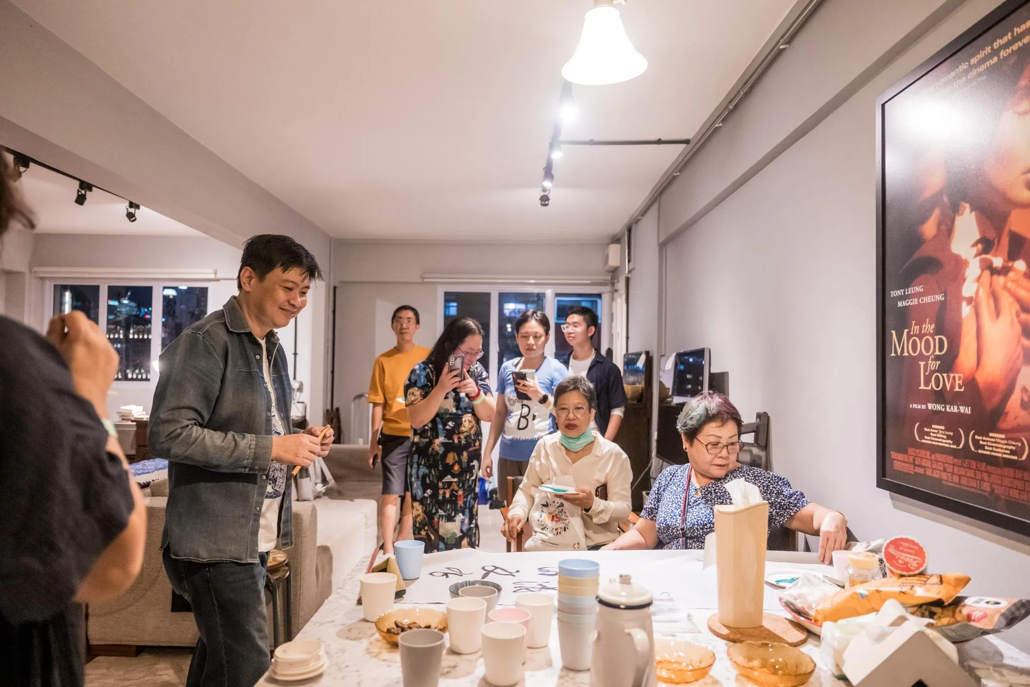 诗人周德成（左）为作家节活动邀请公众到他的“家”，结合居家空间与诗歌创作。（作家节提供）