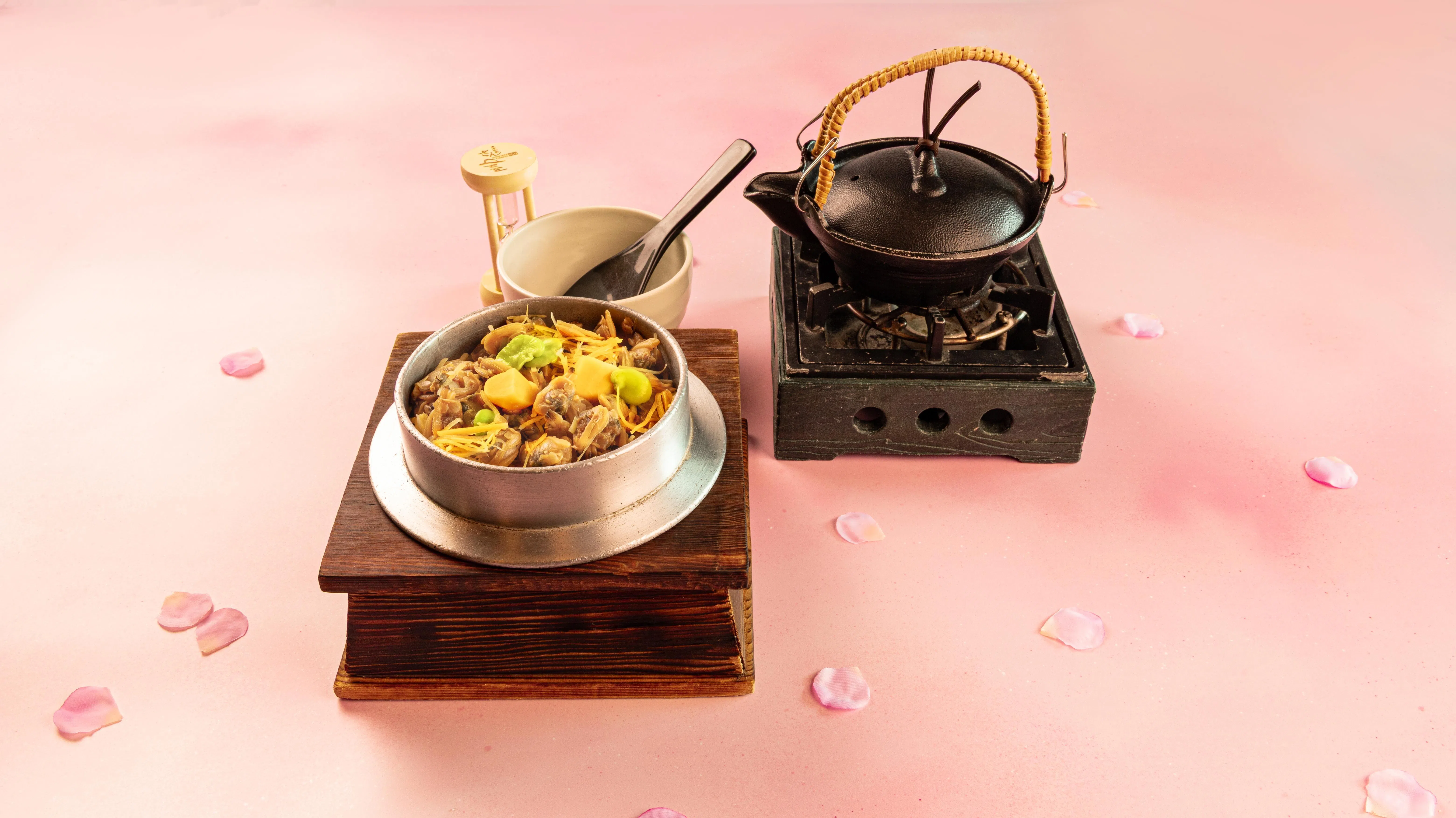 深川釜饭以味噌蛤蜊炊饭为特色，鲜味浓郁。（餐馆提供）