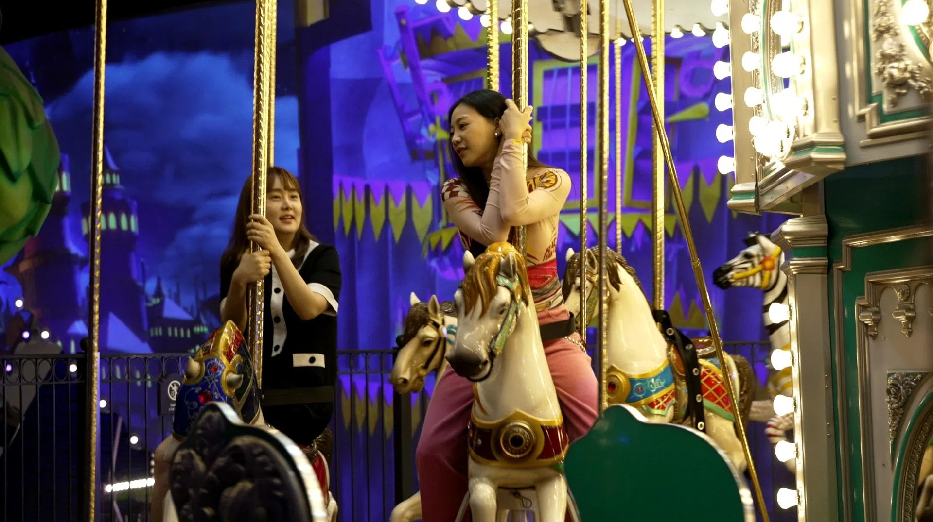 刘怡伶在首尔与昔日团友JooA（左）欢聚，回味当年共患难的日子。（新传媒提供）