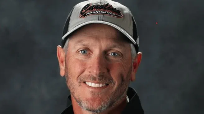 美国富商邓登是美国冰上钩球联赛卡罗莱纳飓风队的唯一拥有者，他同意以42亿5000万美元估值收购拓荒者队，但交易还须得到NBA理事会批准。（取自卡罗莱纳飓风队官网）