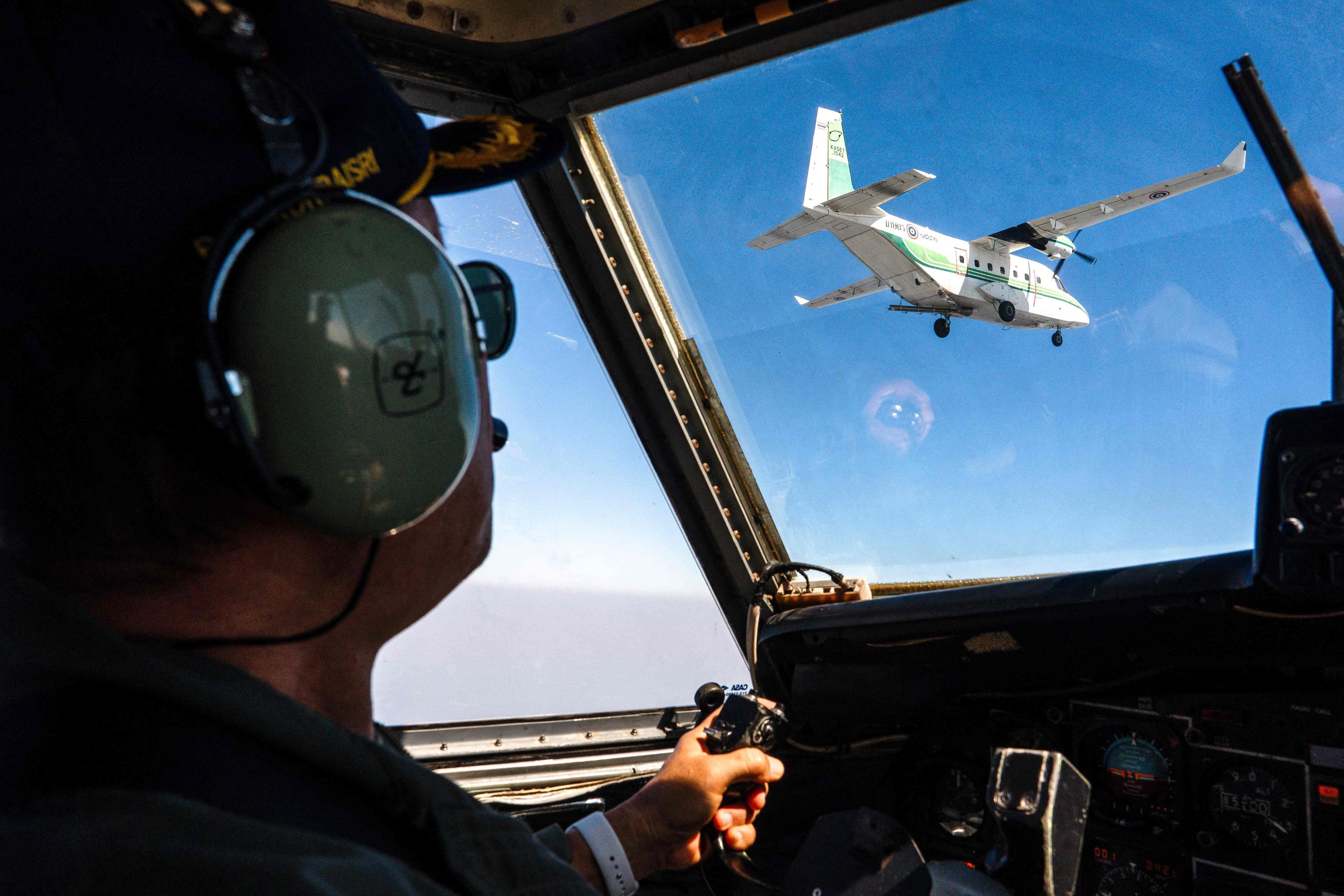泰国皇家造雨部门安排造雨行动，飞机一天两次在空中喷洒冷水或干冰。（法新社）