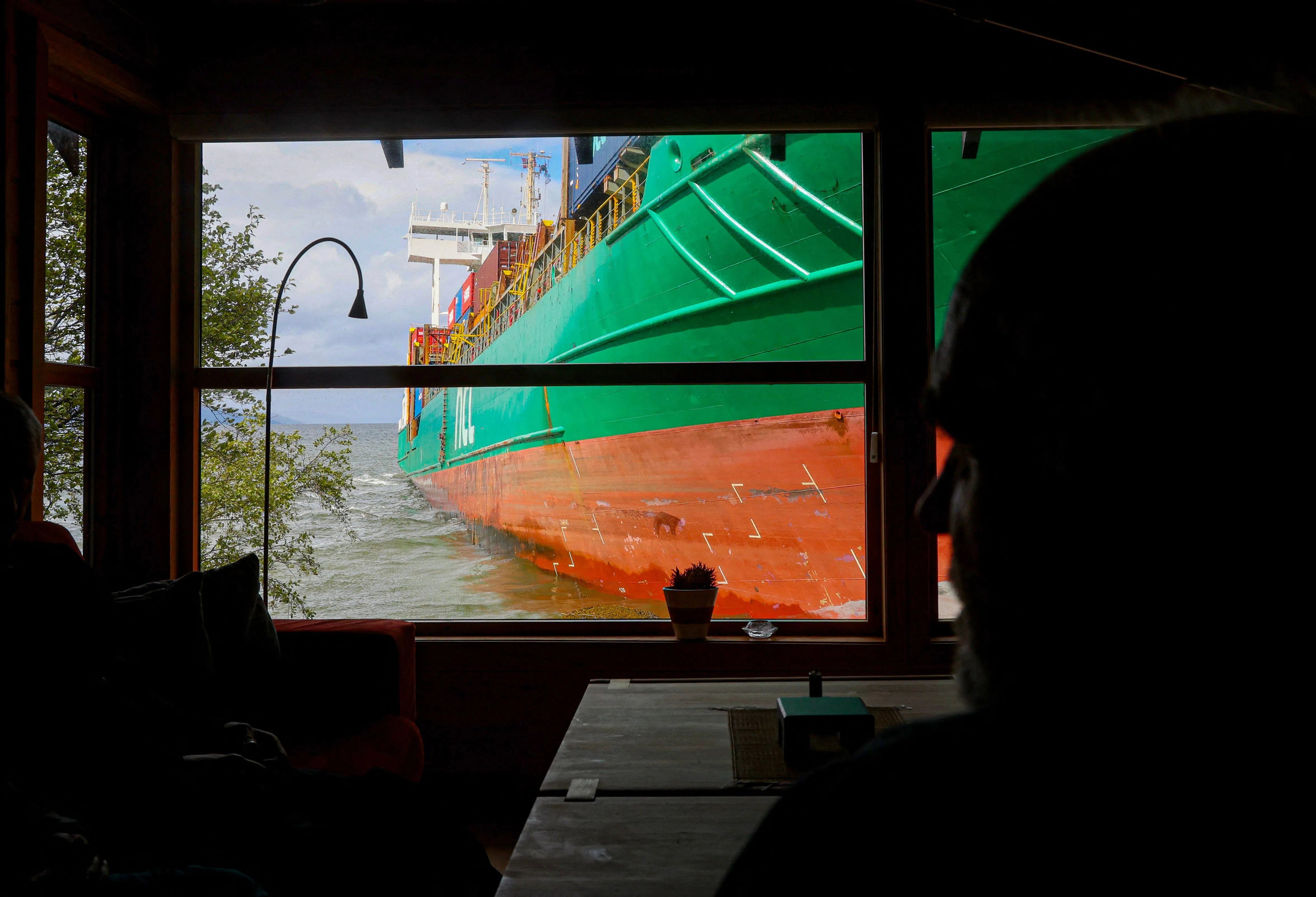 5月24日拍摄的照片显示，货轮“萨尔滕”号就“停泊”在赫尔柏格家窗外。（法新社）