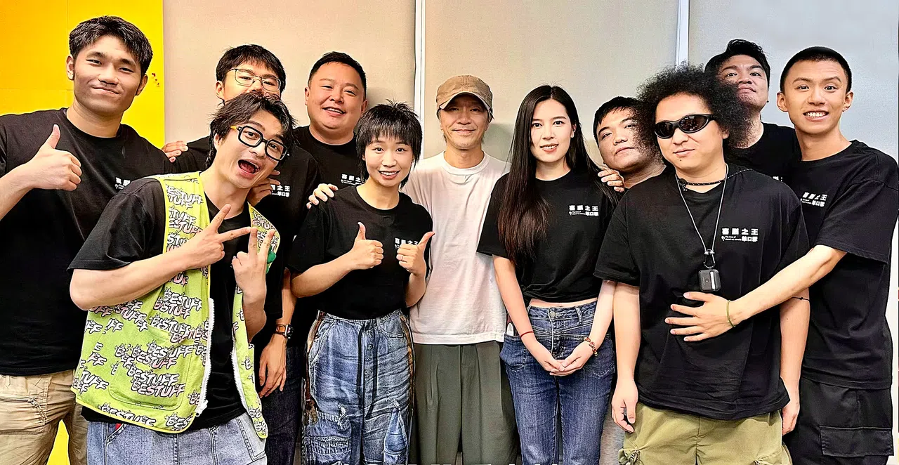 爱奇艺《喜剧之王单口季》由周星驰（中）担任发起人，图为周星驰与10强选手合影。（取自节目微博）