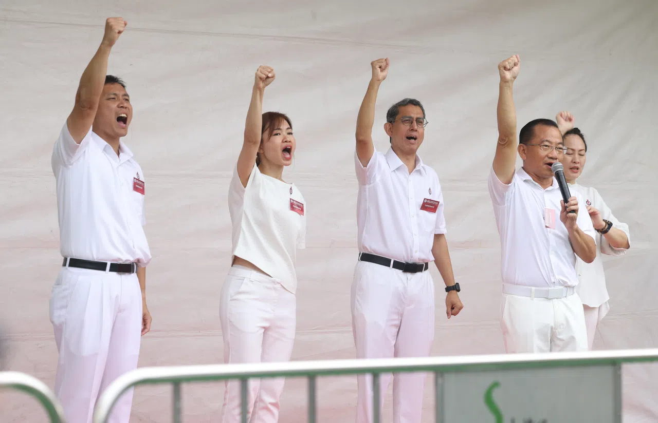 马林百列—布莱德岭集选区五人团队包括马林百列原国会议长谢健平（63岁，右二）、首次参选的彭丽燕（51岁，右一）、原任义顺集选区议员的内政部兼国家发展部政务部长费绍尔副教授（56岁，中）、选区重新划分后并入的麦波申区原议员陈佩玲（41岁，左二），以及临时调到这一区的行动党新人武装部队前参谋长吴培铭准将（43岁，左一）。 （吴先邦摄）