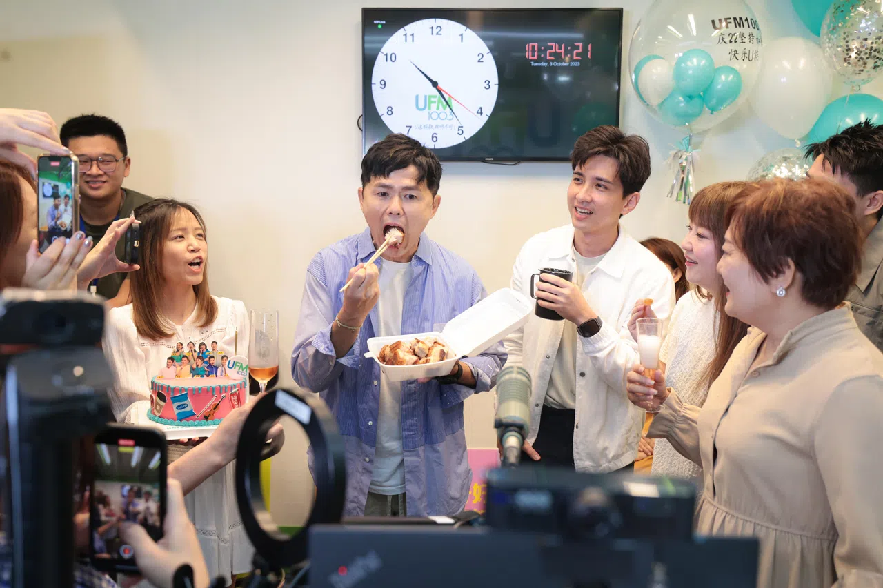 傍晚班的的黄文鸿（前排左二起）和詹靖禾分别挑战戒肉、戒咖啡，随着挑战结束，两人大口吃肉大口喝咖啡！（李冠卫摄）