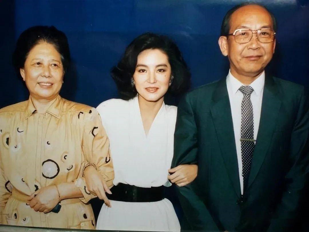 林青霞与父母合照。（互联网）