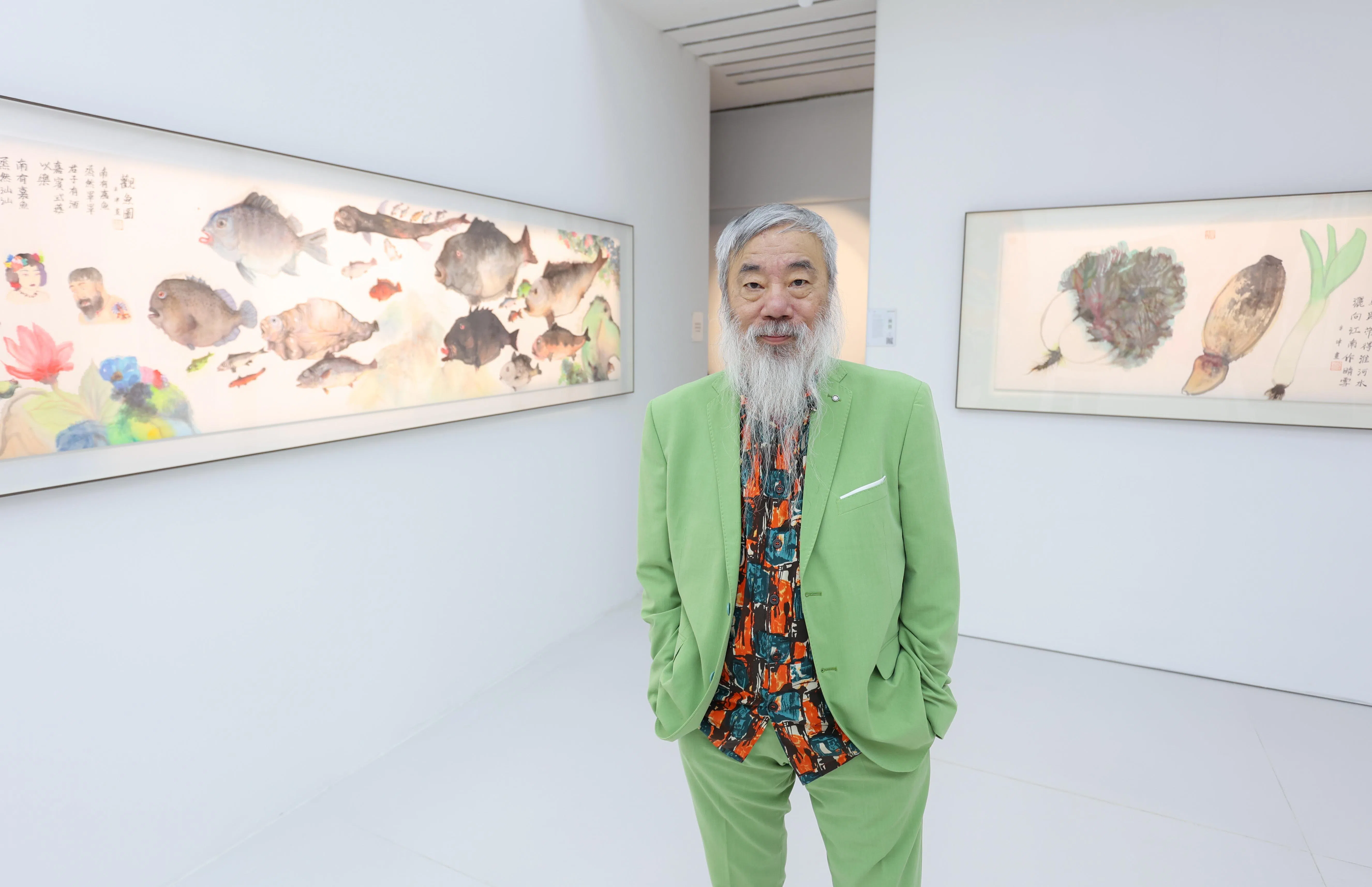 中国当代水墨画家李津在画廊与自己作品合影。（游甯稀摄）