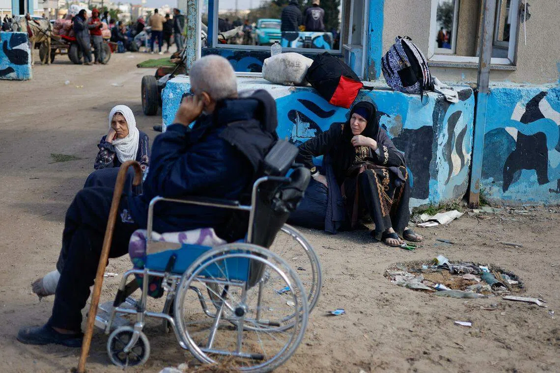 2月15日，一群自汗尤尼斯纳赛尔医院疏散的巴勒斯坦病人抵达拉法市。（路透社）