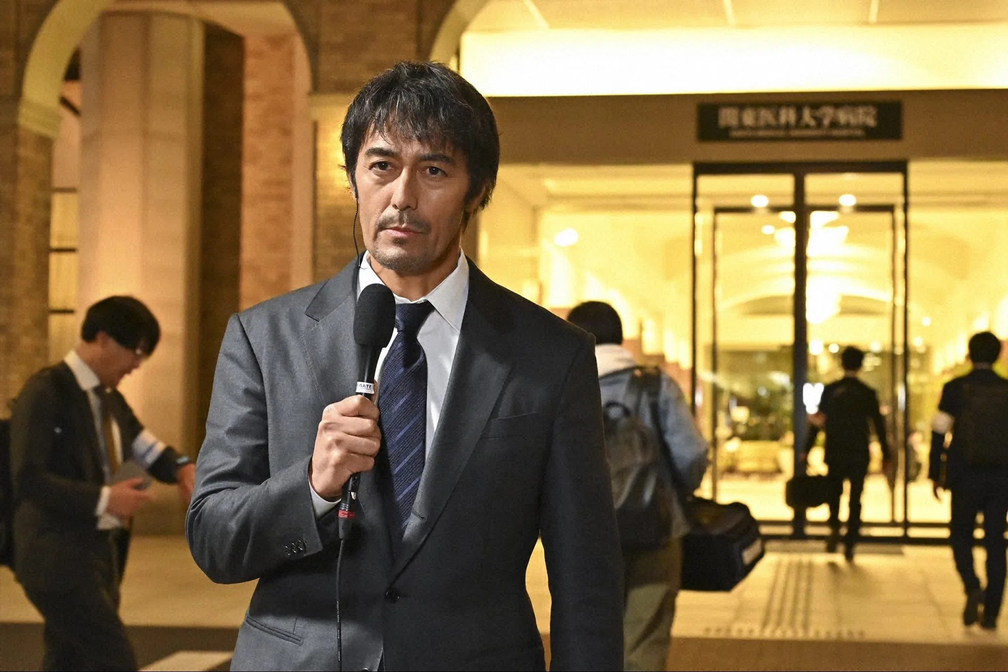 阿部宽在剧中饰演一名经常成功挖掘独家新闻的电视台新闻主播。（互联网）