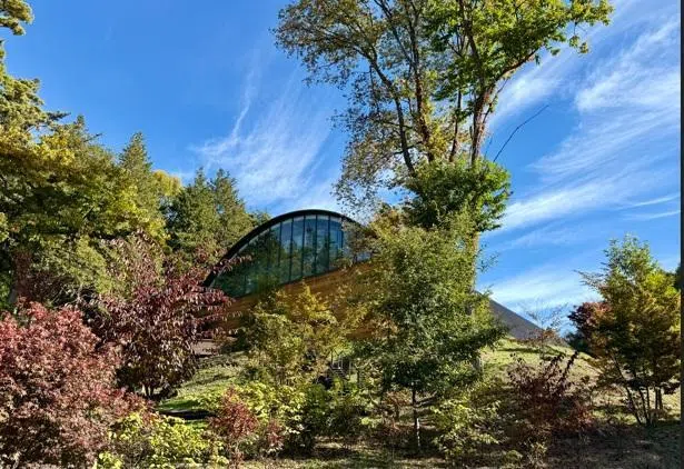 小诸蒸馏所的设计融合现代建筑美学与自然景观。（受访者提供）