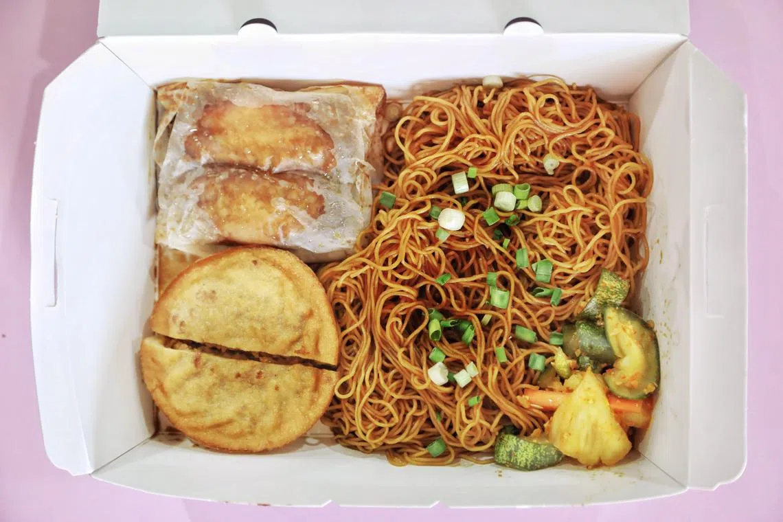 家传记套餐，有芒光粿、纸包鸡和葱油面，简单饱足。（刘欣怡摄）