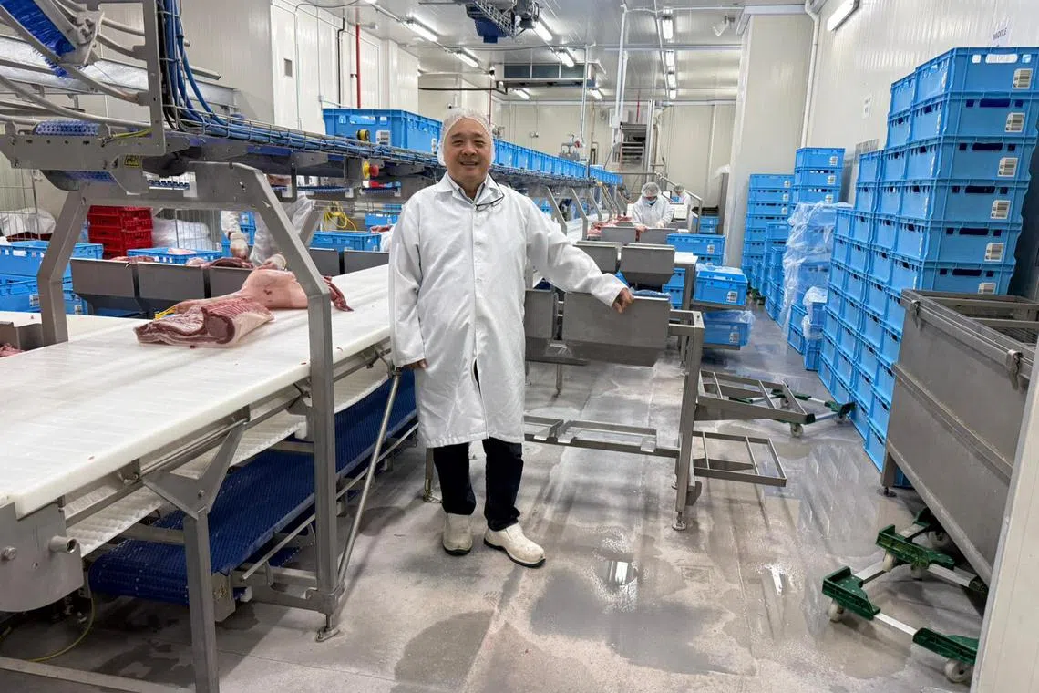 肉商联合会副主席张建忠多次代表新加坡出席国际论坛与贸易商会，包括与韩国和马来西亚业者签署合作协议，巩固新加坡在全球食品业的地位。（受访者提供）