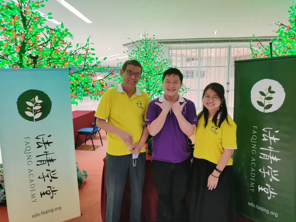 法情学堂由马国学者黄先炳博士（左起）及音乐教师游智勇联合创办。右为法情学堂志工李美仪。（受访者提供）