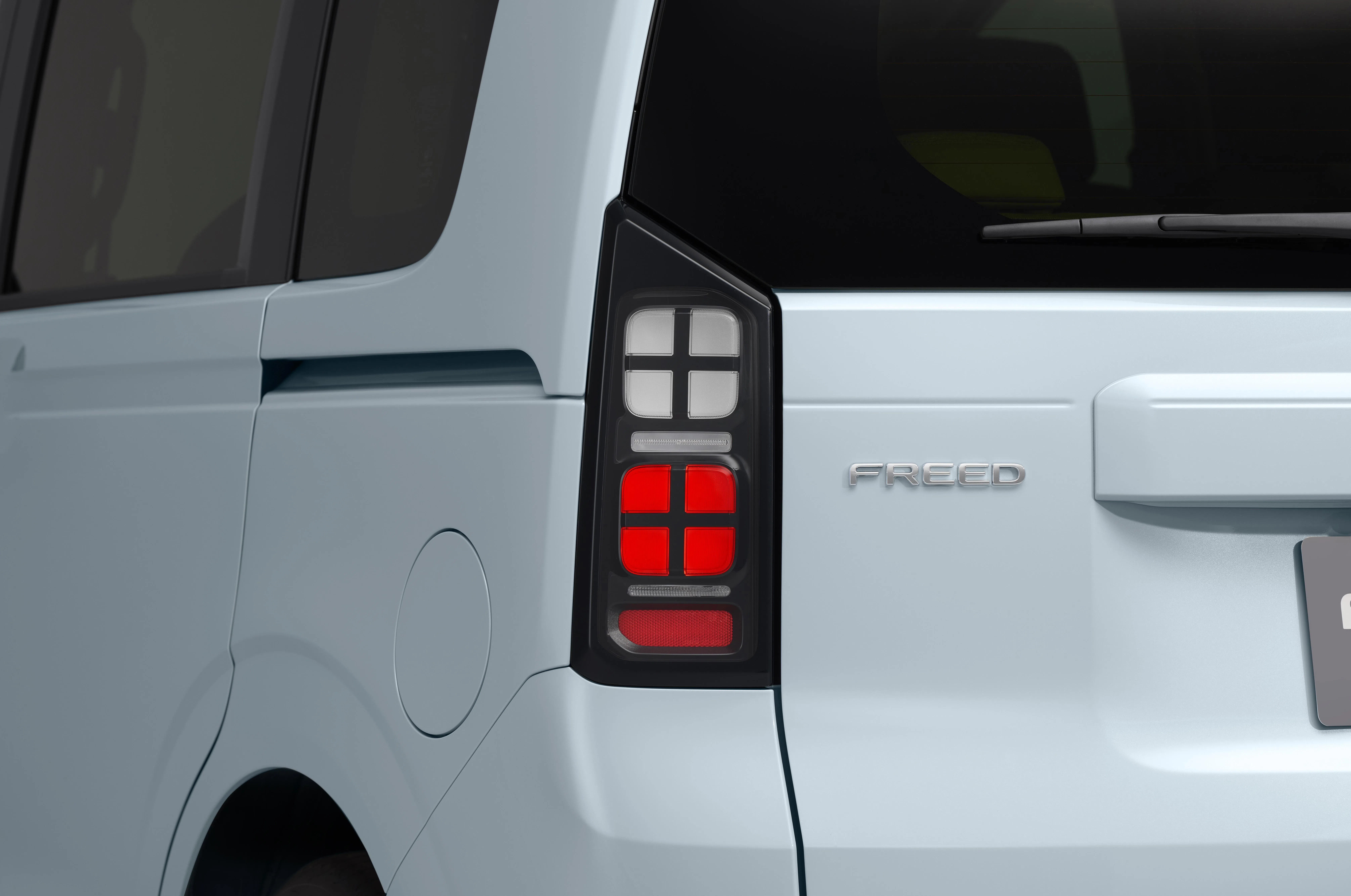 尾灯采用直立式设计，“田”字造形有巧思。（车商提供）