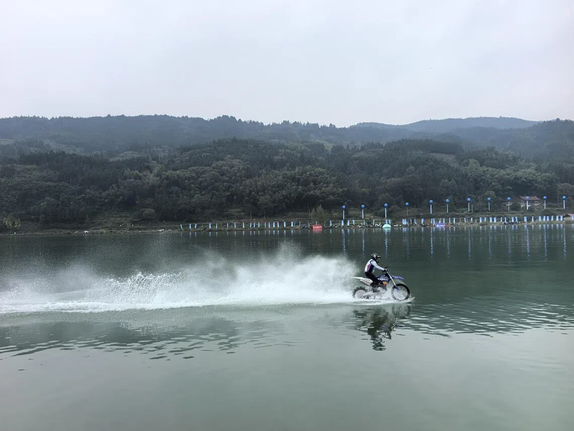 张雪骑改装摩托车水上行驶超40公里刷新世界纪录