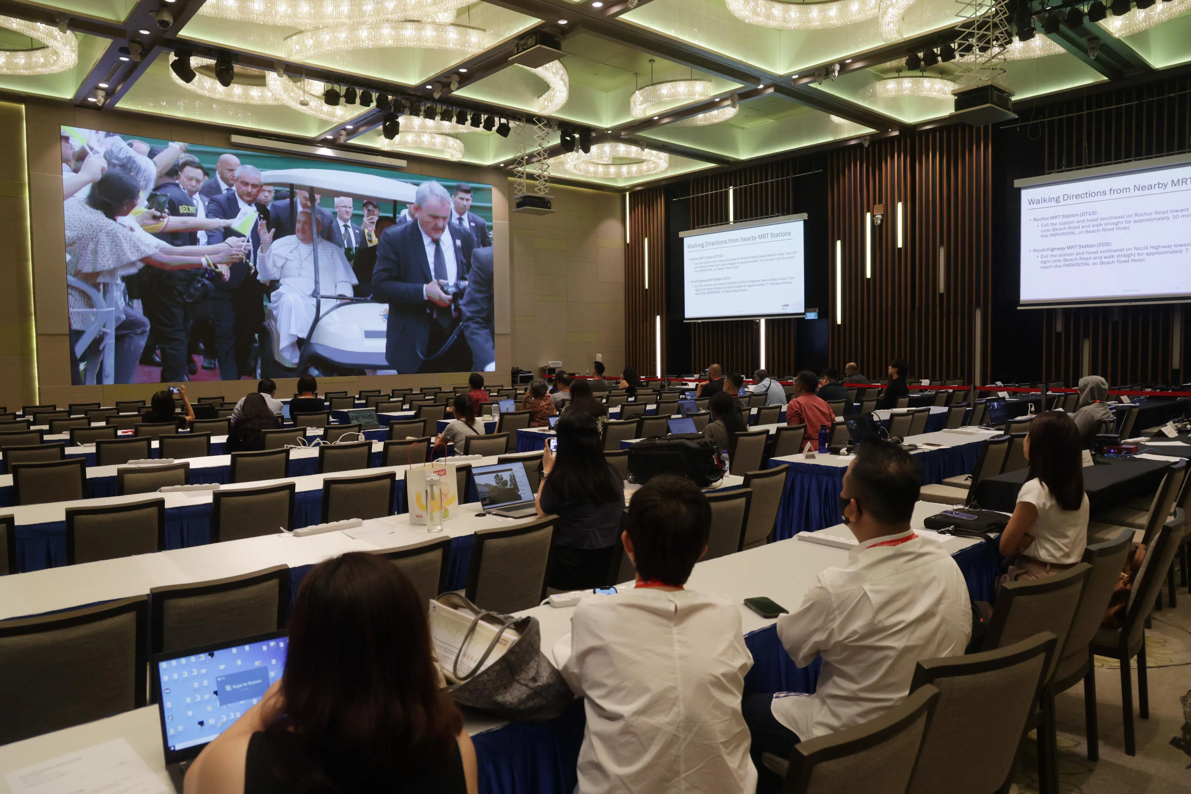 媒体中心星期三开放，现场设有近250个座位，供媒体写稿和观看直播等。（蔡家增摄）